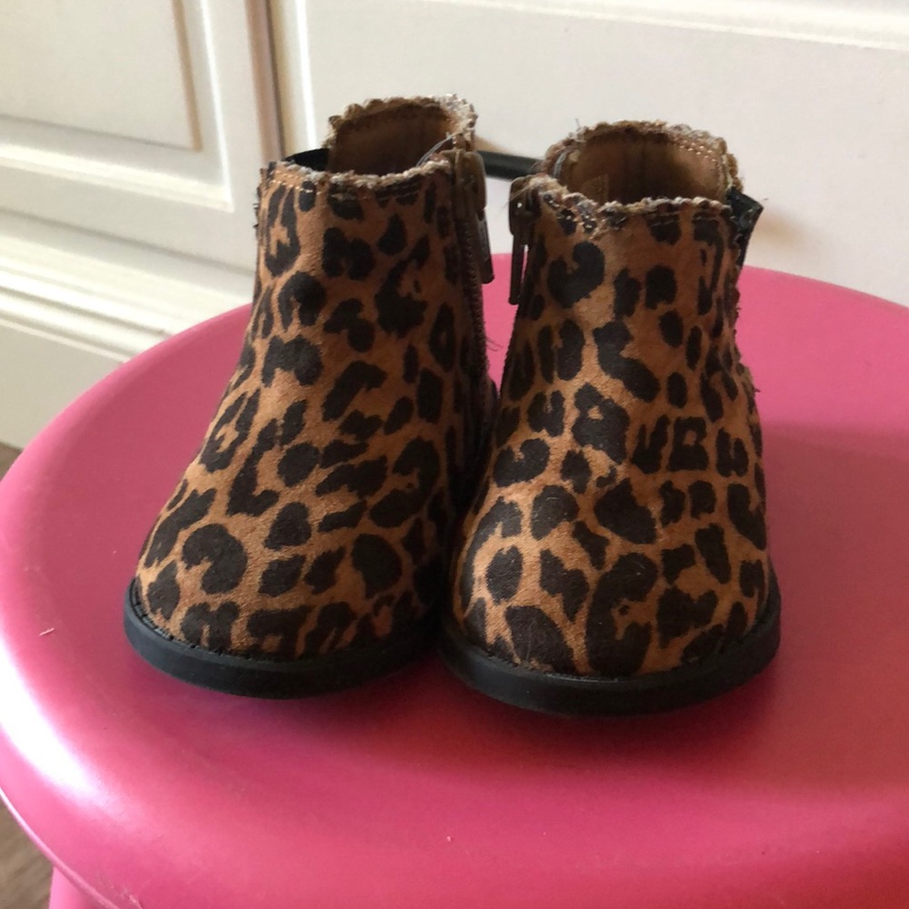 Size 4 leopard print booties that are SO CUTE!